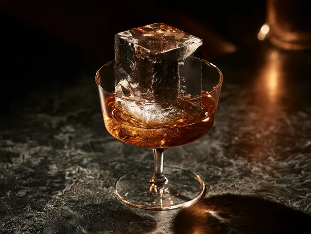 Bloco de gelo retangular num cocktail