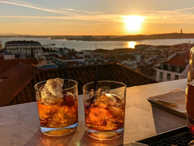 Cocktails num rooftop de hotel em Lisboa ao pôr do sol